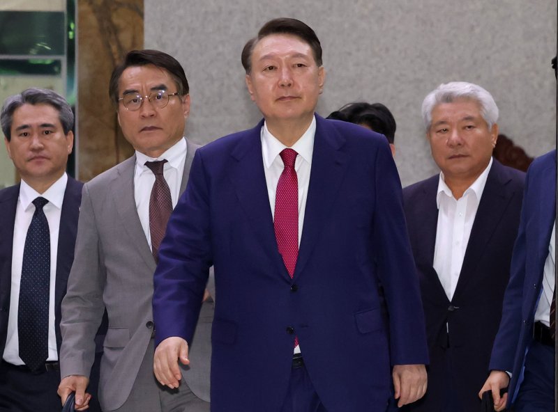 [서울=뉴시스] 홍효식 기자 = 윤석열 전 대통령이 5일 오후 서울 서초구 서울고등검찰청에 마련된 내란특검 사무실에서 2차 대면 호빵맨토토를 마친 뒤 귀가하고 있다. 2025.07.06. yesphoto@newsis.com