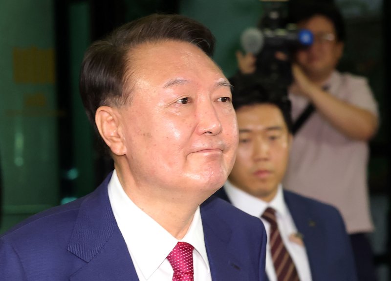 [서울=뉴시스] 홍효식 기자 = 윤석열 전 대통령이 5일 오후 서울 서초구 서울고등검찰청에 마련된 내란특검 사무실에서 2차 대면 호빵맨토토를 마친 뒤 귀가하고 있다. 2025.07.06. yesphoto@newsis.com