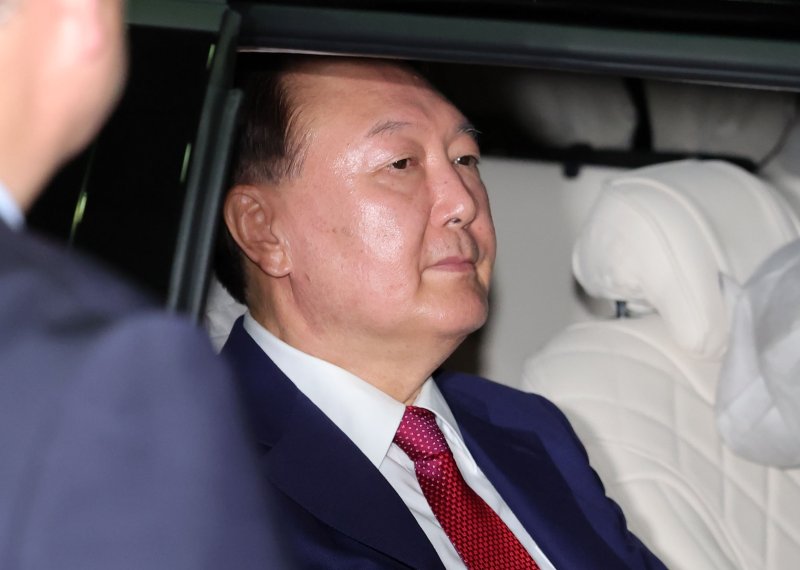 [서울=뉴시스] 홍효식 기자 = 윤석열 전 대통령이 5일 오후 서울 서초구 서울고등검찰청에 마련된 내란특검 사무실에서 2차 대면 호빵맨토토를 마친 뒤 귀가하고 있다. 2025.07.06. yesphoto@newsis.com