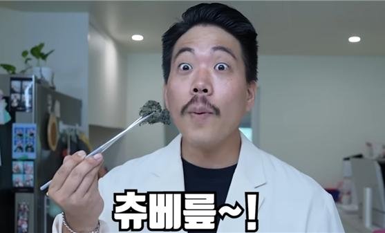 [뉴시스] 메리트카지노 전을 만들어 먹는 유튜버. (출처=유튜브 '헌터퐝') *재판매 및 DB 금지