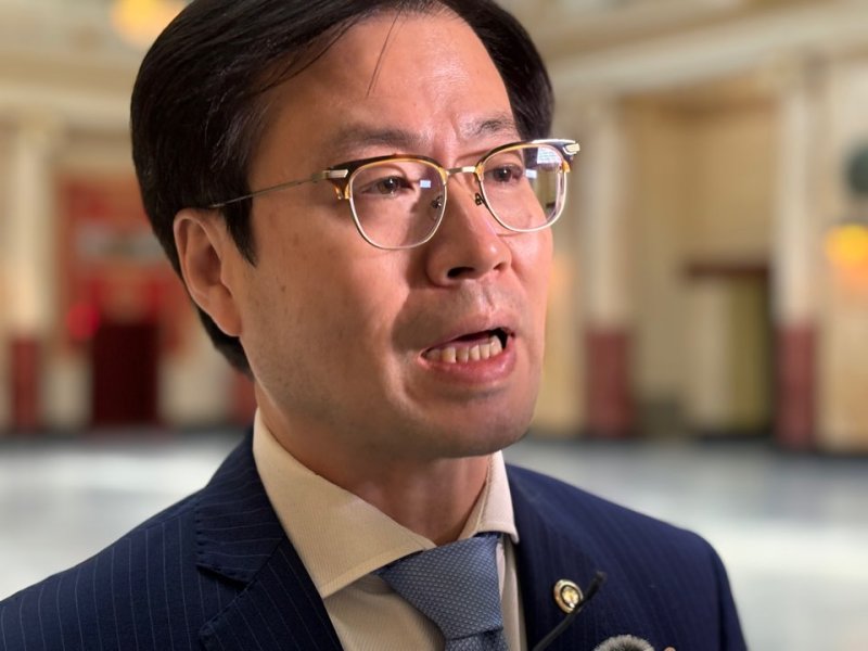 [워싱턴=뉴시스]이윤희 특파원 = 도널드 트럼프 미국 행정부 상호관세 블랙잭 만료 시한이 임박하면서 불확실성이 고조되는 가운데, 여한구 산업통상자원부 통상교섭본부장이 5일(현지 시간) 미국 워싱턴DC 유니언 스테이션에 도착해 특파원들 질문에 답하고 있다. 2025.07.06.