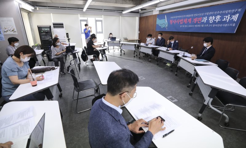 [서울=뉴시스] 김근수 기자 = 오병두 참여연대 형사사법개혁사업단장이 18일 오후 서울시 종로구 참여연대 아름드리홀에서 열린 '검·경개혁을 위한 형사사법체계 개편과 향후 과제' 토론회에서 발언하고 있다. 2022.07.18. ks@newsis.com