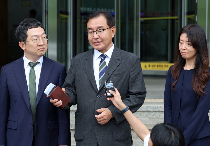 [과천=뉴시스] 이영환 기자 = 순직 해병 수사 외압 의혹 사건을 맡은 이명현 특별검사가 24일 오후 경기 과천시 고위공직자범죄수사처(공수처)에서 오동운 공수처장과의 면담을 마친 후 취재진의 질문에 답하고 있다. 2025.06.24. 20hwan@newsis.com