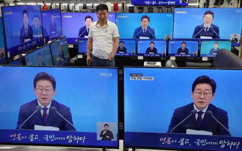 3일 서울 용산구 전자랜드 매장에서 상인이 '대통령의 30일, 언론이 묻고 국민에게 답하다'라는 이재명 대통령 기자회견을 보고 있다. 2025.7.3/뉴스1 ⓒ News1 김명섭 기자