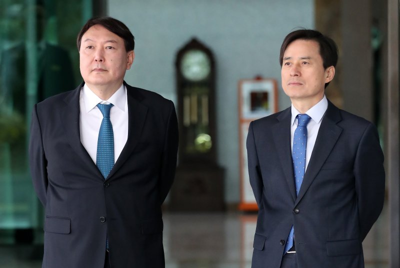 사진은 지난 2017년 10월 23일 조은석 당시 서울고검장(오른쪽)과 윤석열 서울중앙지검장이 서울고검에서 열린 국회 법사위 국정감사에 앞서 국감장에 도착하는 의원들을 기다리는 모습. 2025.6.13/뉴스1 ⓒ News1 오대일 기자