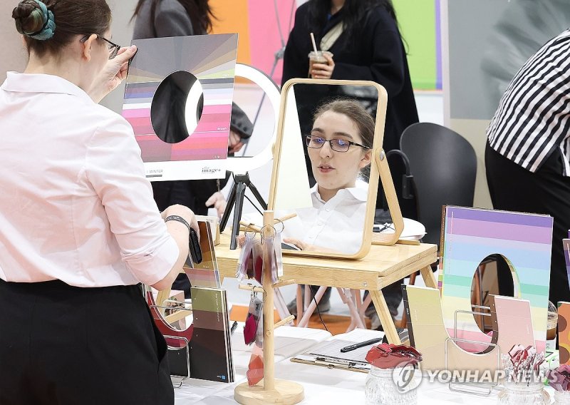 '이 색이 괜찮을까' (출처=연합뉴스)