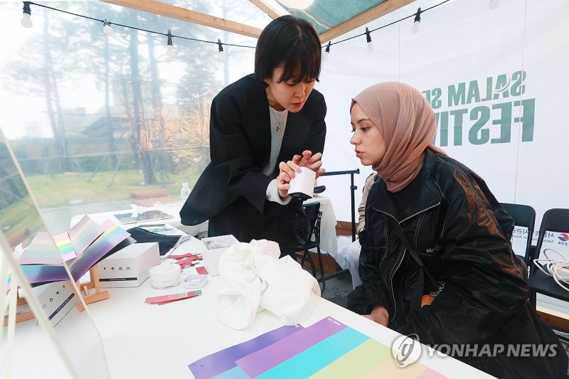 나에게 어울리는 히잡 찾기 (출처=연합뉴스)