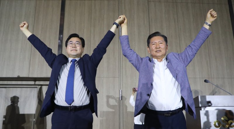 더불어민주당 당권에 도전하는 박찬대·정청래 의원이 29일 오후 충북 청주시 오송읍 오스코에서 열린 ‘더민주전국혁신회의 전국대회’에 참석해 정견 발표 뒤 만세를 하고 있다. 2025.6.29/뉴스1 ⓒ News1 김용빈 기자
