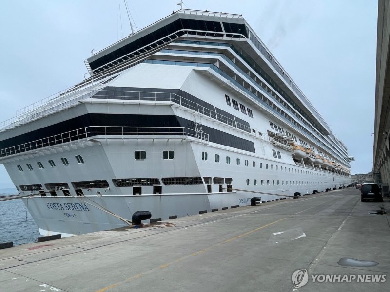 제주 강정항에 온 준모항 크루즈 '코스타 세레나호' (출처=연합뉴스)