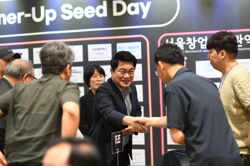 관악S밸리 네트워킹데이에서 참가기업 대표와 인사를 나누는 박준희 관악구청장.(관악구청 제공)