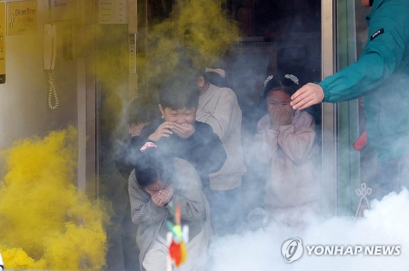 화재 대피 훈련하는 아이들 (출처=연합뉴스)