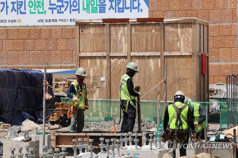 폭염 속 건설현장 (출처=연합뉴스)