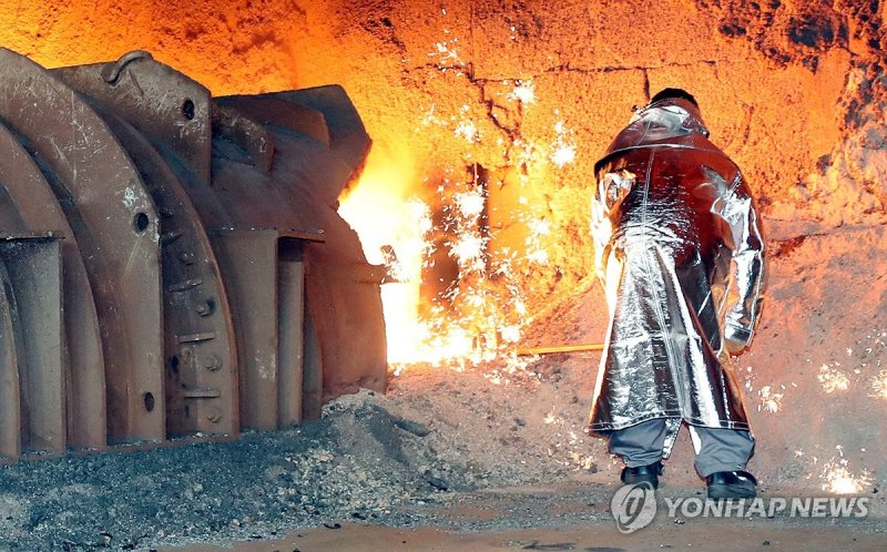 용광로 견디며 (출처=연합뉴스)