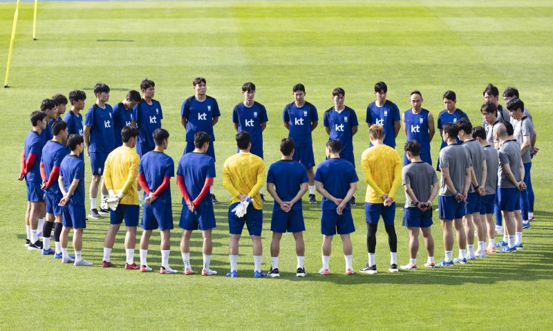 [성남=뉴시스] 김근수 기자 = 3일 오후 경기 성남종합운동장에서 대한민국 축구 국가대표팀 선수들이 훈련을 하고 있다. 동아시아 축구연맹(EAFF) E-1 챔피언십'(동아시안컵)에 출전하는 남자대표팀은 오는 7일 오후 8시 중국과의 개막전을 시작으로 11일 오후 8시 홍콩, 15일 오후 7시 24분 일본과 차례로 용인미르스타디움에서 경기를 치른다. 2025.07.03. ks@newsis.com