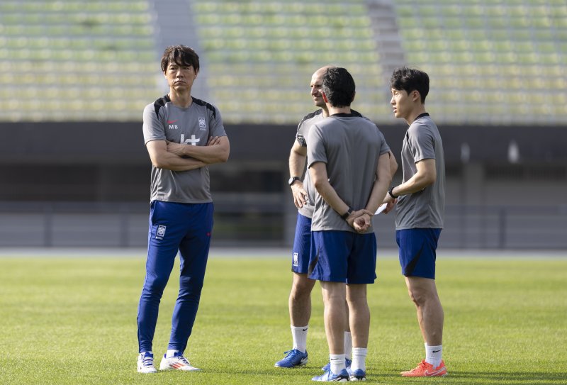 [성남=뉴시스] 김근수 기자 = 홍명보 대한민국 축구 국가대표팀 감독이 3일 오후 경기 성남종합운동장에서 대표팀 훈련을 지켜보고 있다. 동아시아 축구연맹(EAFF) E-1 챔피언십'(동아시안컵)에 출전하는 남자대표팀은 오는 7일 오후 8시 중국과의 개막전을 시작으로 11일 오후 8시 홍콩, 15일 오후 7시 24분 일본과 차례로 용인미르스타디움에서 경기를 치른다. 2025.07.03. ks@newsis.com