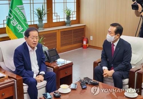 대구 물 문제 논의하던 홍준표 대구시장과 권기창 안동시장 (출처=연합뉴스)
