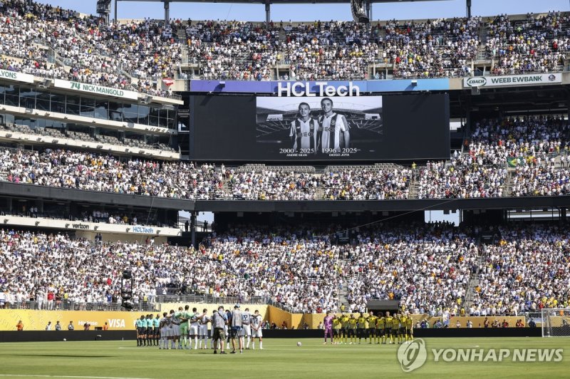 2025 FIFA 클럽월드컵 8강전에 앞서 추모의 시간을 갖는 레알 마드리드와 도르트문트 선수들 (출처=연합뉴스)