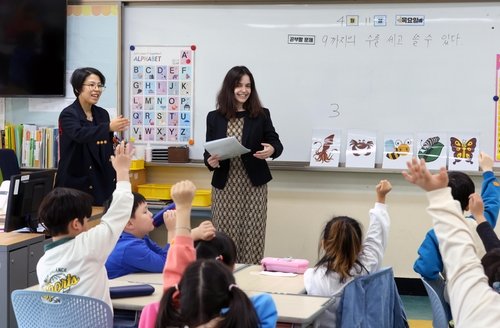 영어로 진행되는 제주남초 1학년 수업 (출처=연합뉴스)