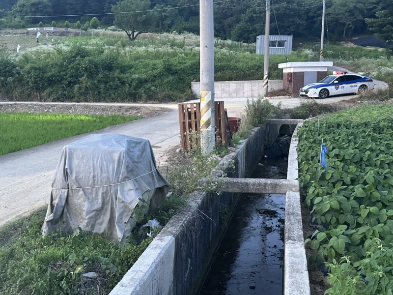 전동스쿠터 추락 사고가 발생한 전북 임실 관촌 농수로 모습.(전북도 소방본부 제공. 재판매 및 DB금지)/뉴스1