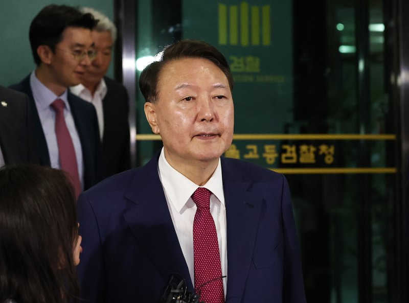 윤석열 전 대통령이 5일 오후 서초구 서울고등검찰청에서 내란특검 2차 대면유투벳를 받은 뒤 청사를 나서고 있다. 2025.7.5/뉴스1 ⓒ News1 구윤성 기자