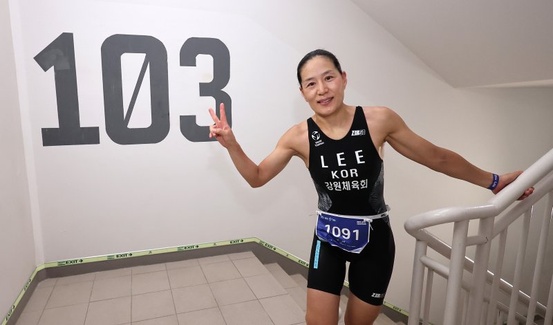 [서울=뉴시스] 김근수 기자 = 6일 오전 서울 송파구 롯데월드타워 일대에서 열린 '2025 롯데 아쿠아슬론'에서 참가자가 타워 계단을 오르고 있다. 철인 3종 경기에서 사이클론을 제외한 오픈워터 수영과 마라톤을 함께 겨루는 '2024 롯데 아쿠아슬론'은 석촌호수 두 바퀴(총 1.5Km)를 완영 후, 롯데월드타워 1층부터 123층까지 2,917개의 계단을 오르는 수직 마라톤 스카이런(SKY RUN)으로 진행됐다.(공동취재) 2025.07.06. photo@newsis.com