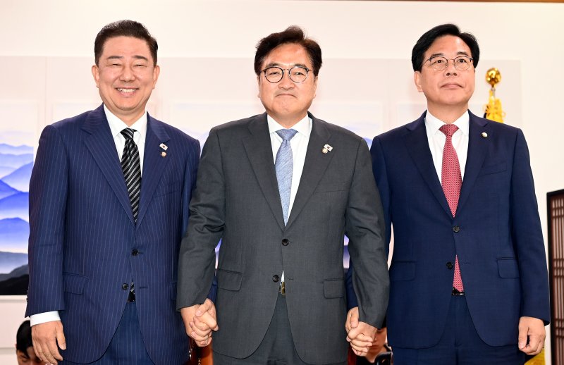 우원식 국회의장이 6월 24일 오전 서울 여의도 국회에서 김병기 더불어민주당 당대표 직무대행 겸 원내대표와 송언석 국민의힘 원내대표와 대화하기에 앞서 기념사진을 찍고 있다. (공동취재) 2025.6.24/뉴스1 ⓒ News1 이광호 기자