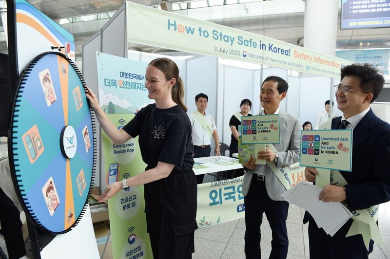 김범호 인천국제공항공사 부사장(앞줄 오른쪽 두번째)이 지난 3일 '외국인 대상 디지털 안전 서비스 홍보 캠페인'에 참가해 디지털 안전 서비스 이용 방법을 소개하고 있다. 인천국제공항공사 제공
