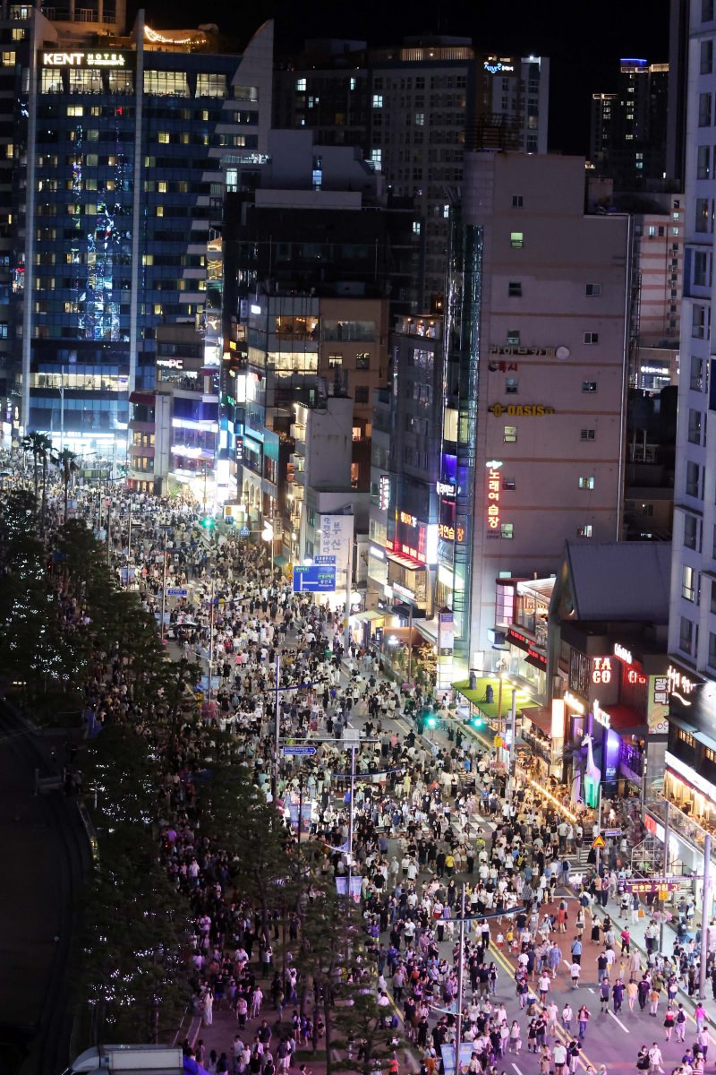 [부산=뉴시스] 하경민 기자 = 폭염특보와 열대야 현상으로 인해 밤낮으로 푹푹 찌는 더위가 이어진 5일 밤 부산 수영구 광안리해수욕장 해안도로가 '차 없는 도로'로 통제돼 시민과 관광객들로 북적이고 있다. 2025.07.06. yulnetphoto@newsis.com