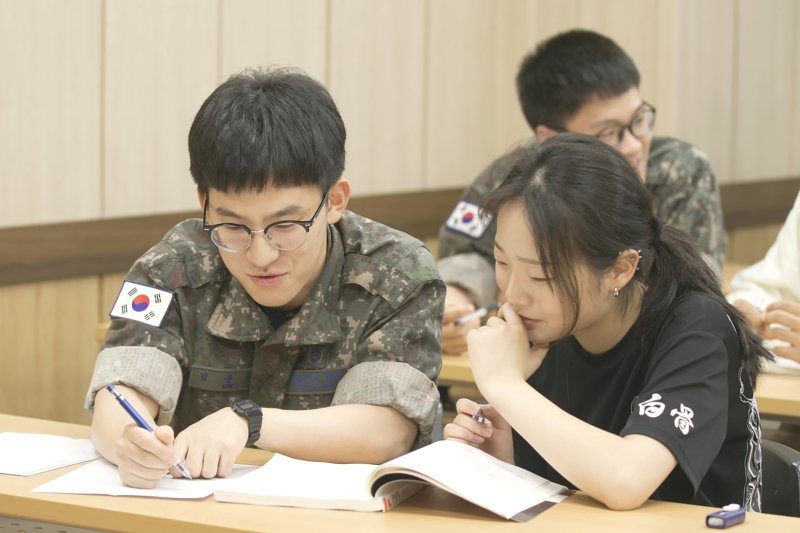 KT희망나눔인상 공동 수상자인 공군 제15특수임무비행단 교육봉사 동아리 소속 장병이 멘토링 학생을 가르치는 모습 (KT 제공)