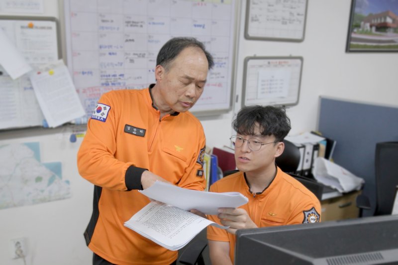 KT희망나눔인상 공동 수상자인 강릉소방서 김만하 소방관(좌측)이 동료 직원과 이야기를 나누는 모습 (KT 제공)