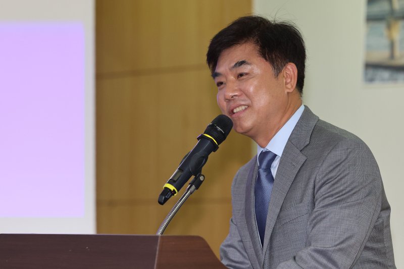 [서울=뉴시스] 권창회 기자 = 김병욱 더불어민주당 의원이 20일 서울 여의도 국회 의원회관에서 열린 세월호 10주기 추모 '남쪽 항구에는 여전히 기다리는 이들이 있다’ 상영회에서 인사말을 하고 있다. 2024.05.20. kch0523@newsis.com