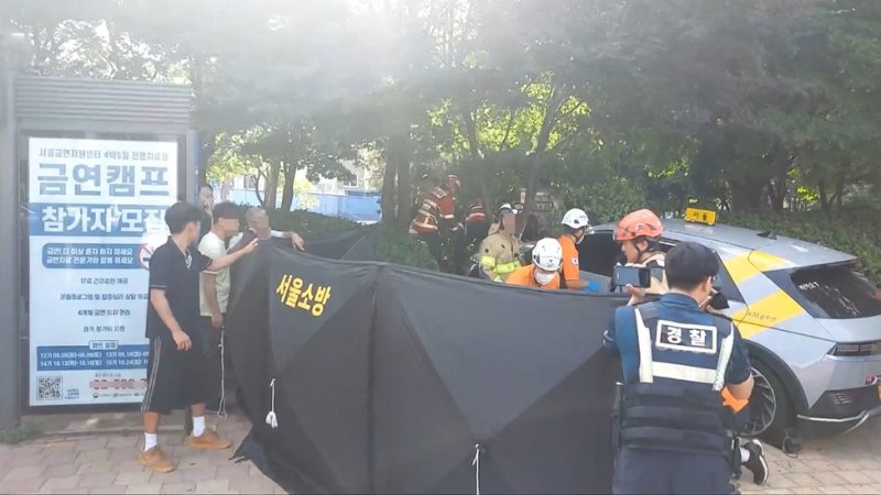 [서울=뉴시스]3일 오후 4시20분께 서울 도봉구 방학사거리 인근에서 택시 한 대가 인도로 돌진해 보행자 1명이 숨지고 4명이 다치는 사고가 발생했다. 사진은 사고 직후 구조대원들이 현장에서 부상자 구조 작업을 벌이고 있는 모습.(사진=서울 도봉소방서 제공)