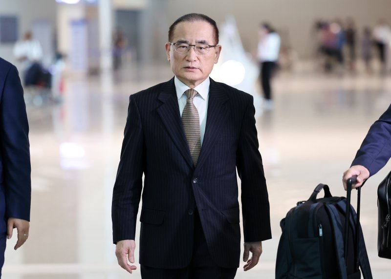 [인천공항=뉴시스] 조성우 기자 = 위성락 대통령실 국가안보실장이 6일 오전 인천국제공항 제2여객터미널에서 미국으로 출국하고 있다. 2025.07.06. xconfind@newsis.com