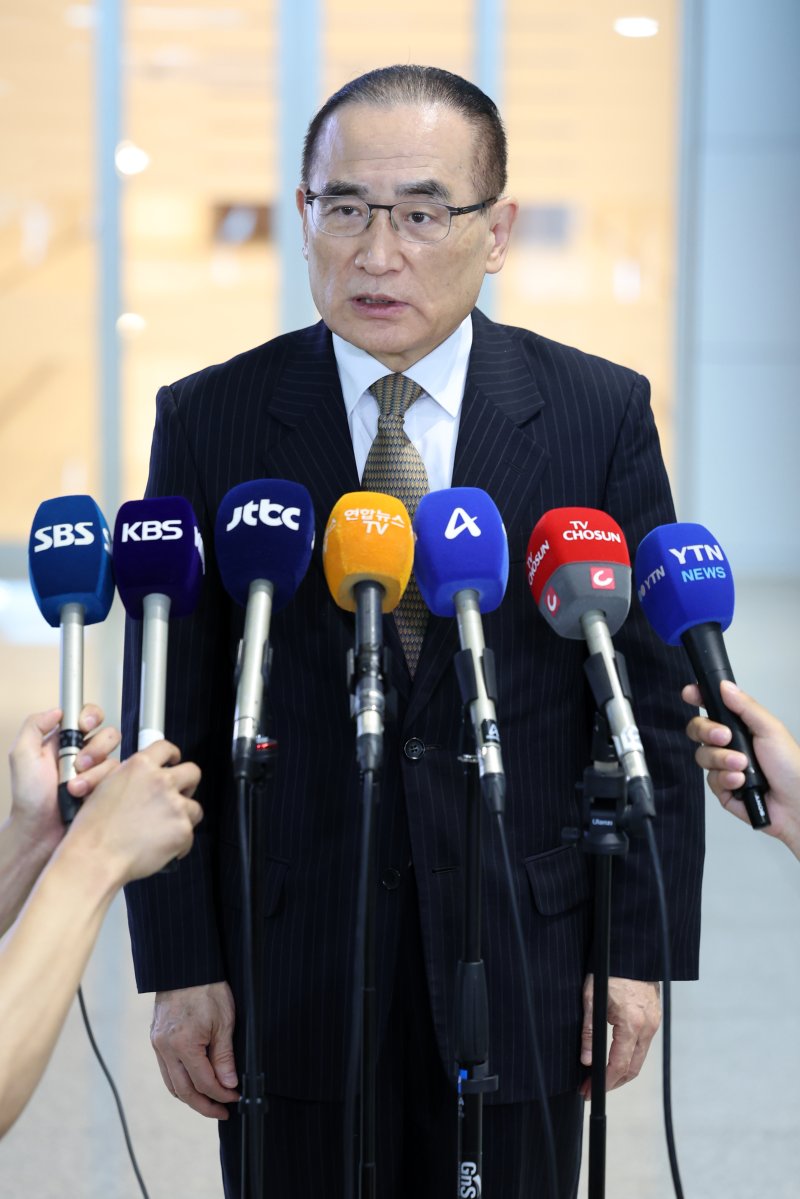 [인천공항=뉴시스] 조성우 기자 = 위성락 대통령실 국가안보실장이 6일 오전 인천국제공항 제2여객터미널에서 미국으로 출국하기 전 취재진 질문에 답변하고 있다. 2025.07.06. xconfind@newsis.com