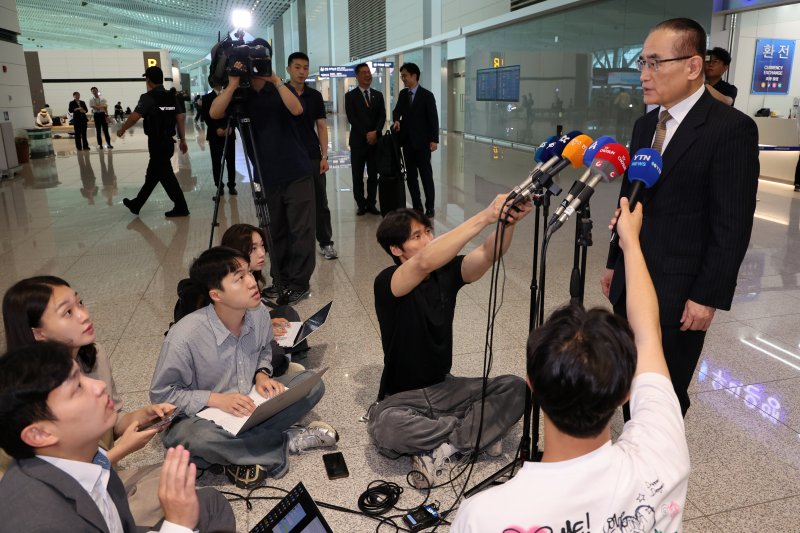 [인천공항=뉴시스] 조성우 기자 = 위성락 대통령실 국가안보실장이 6일 오전 인천국제공항 제2여객터미널에서 미국으로 출국하기 전 취재진 질문에 답변하고 있다. 2025.07.06. xconfind@newsis.com