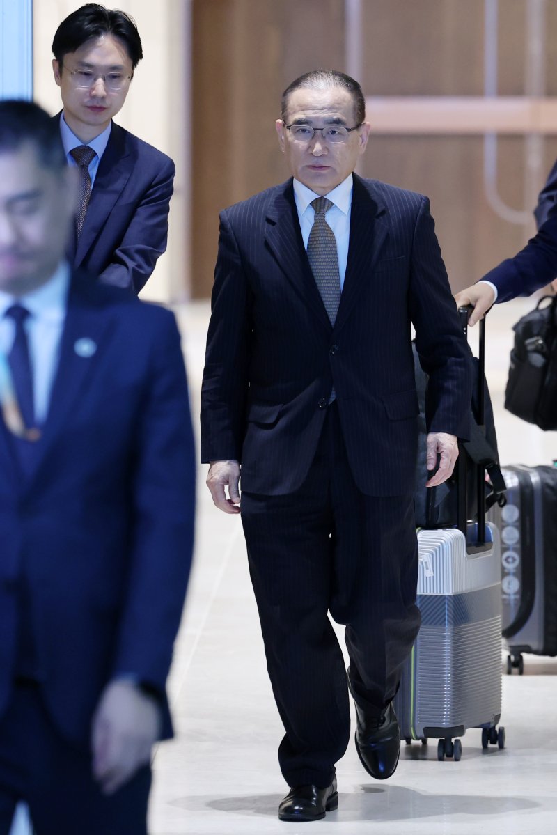 [인천공항=뉴시스] 조성우 기자 = 위성락 대통령실 국가안보실장이 6일 오전 인천국제공항 제2여객터미널에서 미국으로 출국하고 있다. 2025.07.06. xconfind@newsis.com
