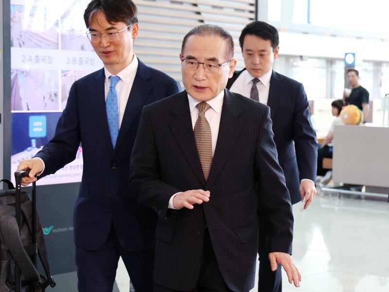 [인천공항=뉴시스] 조성우 기자 = 위성락 대통령실 국가안보실장이 6일 오전 인천국제공항 제2여객터미널에서 미국으로 출국하고 있다. 2025.07.06. xconfind@newsis.com