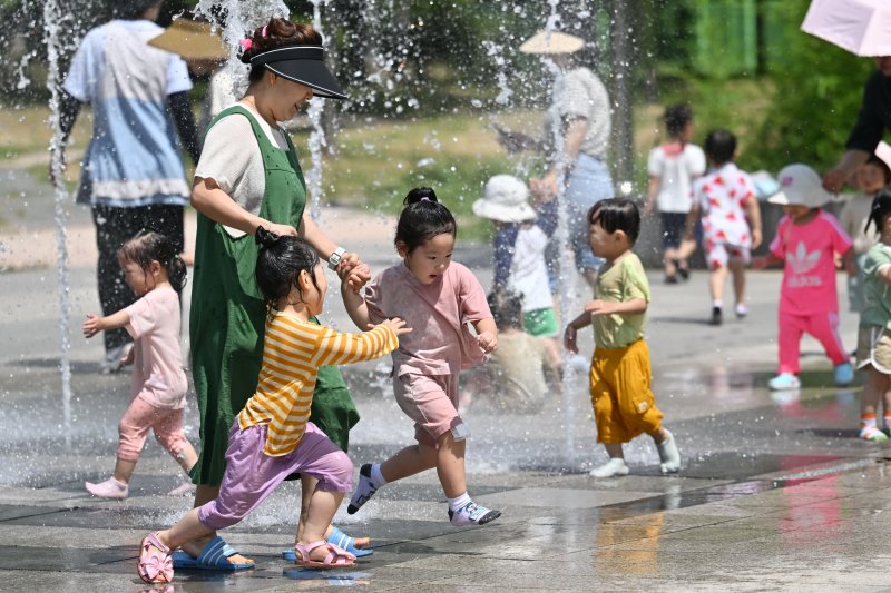 [광주=뉴시스] 이영주 기자 = 광주지역에 폭염특보가 엿새째 이어지고 있는 2일 오전 광주 북구 신용근린공원 바닥분수에서 광주 북구 국공립아이큰숲어린이집 소속 원아들과 교사들이 물놀이를 즐기고 있다. 2025.07.02. leeyj2578@newsis.com