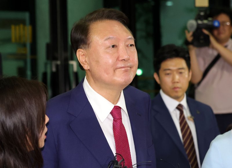 [서울=뉴시스] 홍효식 기자 = 윤석열 전 대통령이 지난 5일 오후 서울 서초구 서울고등검찰청에 마련된 내란특검 사무실에서 2차 대면 조사를 마친 뒤 귀가하고 있다. 2025.07.06. yesphoto@newsis.com
