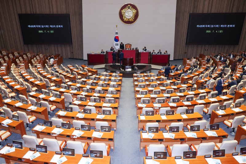 문진석 더불어민주당, 유상범 국민의힘 원내수석부대표가 4일 오후 서울 여의도 국회 본회의장에서 우원식 의장과 대화하고 있다. 2025.7.4/뉴스1 ⓒ News1 안은나 기자
