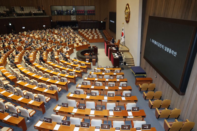 우원식 국회의장이 3일 오후 서울 여의도 국회에서 열린 본회의에서 김민석 국무총리 후보자 임명동의안을 상정하고 있다. 국민의힘 의원들은 이날 김민석 국무총리 후보자 임명동의안 표결에 불참해 자리가 비어있다. 2025.7.3/뉴스1 ⓒ News1 이광호 기자