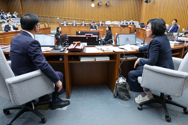 김민석 국무총리 후보자 인사청문특별위원회 이종배 위원장(왼쪽)과 더불어민주당 김현 간사가 25일 오후 서울 여의도 국회 인사청문회장에서 대화하고 있다. 2025.6.25/뉴스1 ⓒ News1 안은나 기자