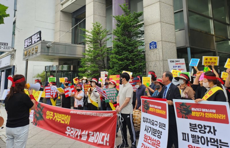 [청주=뉴시스] 청주 동남지구 힐데스하임 입주자들이 건설사인 원건설 앞에서 분양가 조정 시위하는 모습. (사진=청주 동남 힐데스하임 아파트 비대위 제공) 2025.07.06. photo@newsis.com *재판매 및 DB 금지