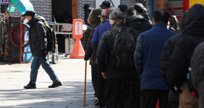 [서울=뉴시스] 추상철 기자 = 서울 종로구 탑골공원 인근 무료급식소 앞에서 노인들이 길게 줄 서 있다. 해당 사진은 기사 내용과 관련이 없습니다. (사진=뉴시스DB) scchoo@newsis.com