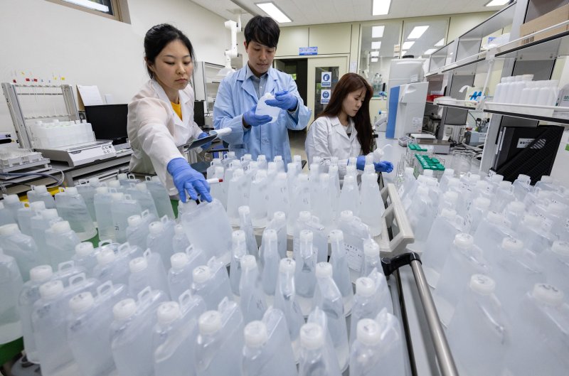 경기도 수원시 장안구 수원시상수도사업소에서 연구원들이 채취한 시료를 검사하고 있는 모습. 2024.4.22/뉴스1 ⓒ News1 이재명 기자