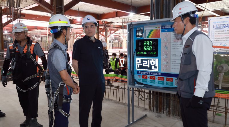 [서울=뉴시스] 권창준 고용노동부 차관이 3일 서울 용산구 이촌동 건설현장을 찾아 폭염안전 5대 기본수칙 현장 점검을 하고 있다. (사진=고용노동부 제공) 2025.07.03. photo@newsis.com *재판매 및 DB 금지