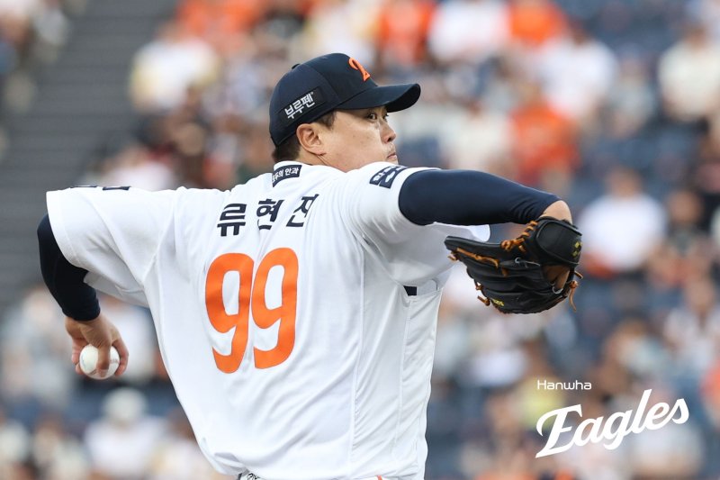 [서울=뉴시스] 프로야구 한화 이글스 류현진이 지난달 5일 대전 한화생명볼파크에서 열린 2025 신한 쏠뱅크 KBO리그 KT 위즈와의 경기에 선발 등판해 공을 던지고 있다. (사진=한화 이글스 제공) 2025.06.05. *재판매 및 DB 금지