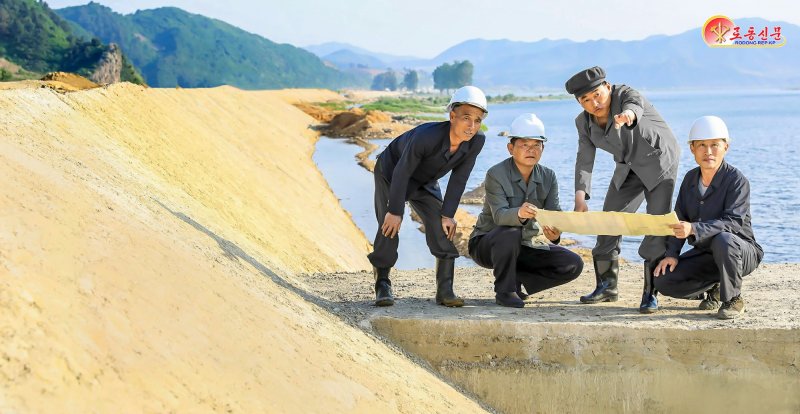 (평양 노동신문=뉴스1) = 북한 노동당 기관지 노동신문은 6일 평안남도 간부들과 노동자들이 "재해성 이상기후에 의한 피해를 최소화하기 위한 사업을 계속 심화시키고 있다"라고 보도했다. [국내에서만 사용가능. 재배포 금지. DB 금지. For Use Only in the Republic of Korea. Redistribution Prohibited] rodongphoto@news1.kr