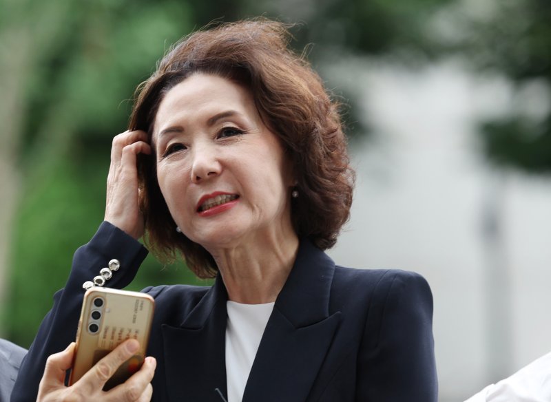 [서울=뉴시스] 김진아 기자 = 이진숙 사회부총리 겸 교육부 장관 후보자가 30일 오전 서울 여의도 한국교육시설안전원에 마련된 인사청문회 준비 사무실로 출근하던 중 취재진 질문에 답하고 있다. 2025.06.30. bluesoda@newsis.com