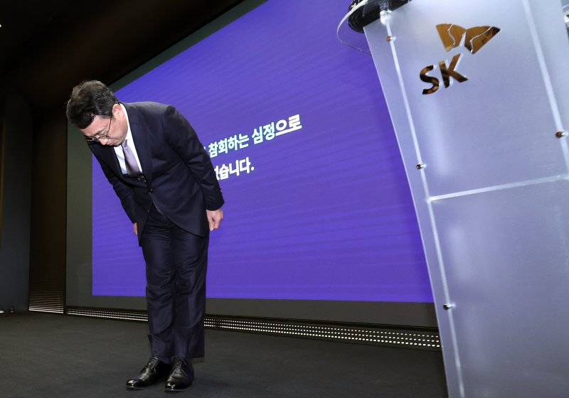 유영상 SK텔레콤 대표이사가 4일 서울 중구 SKT타워에서 열린 해킹 사태 관련 입장 및 향후 계획 발표 기자회견에서 고개 숙여 사과하고 있다. 2025.7.4/뉴스1 ⓒ News1 박지혜 기자